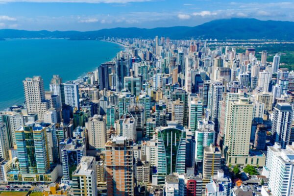 Meia Praia: O Coração Turístico e Vibrante de Itapema-SC Meia Praia - Itapema